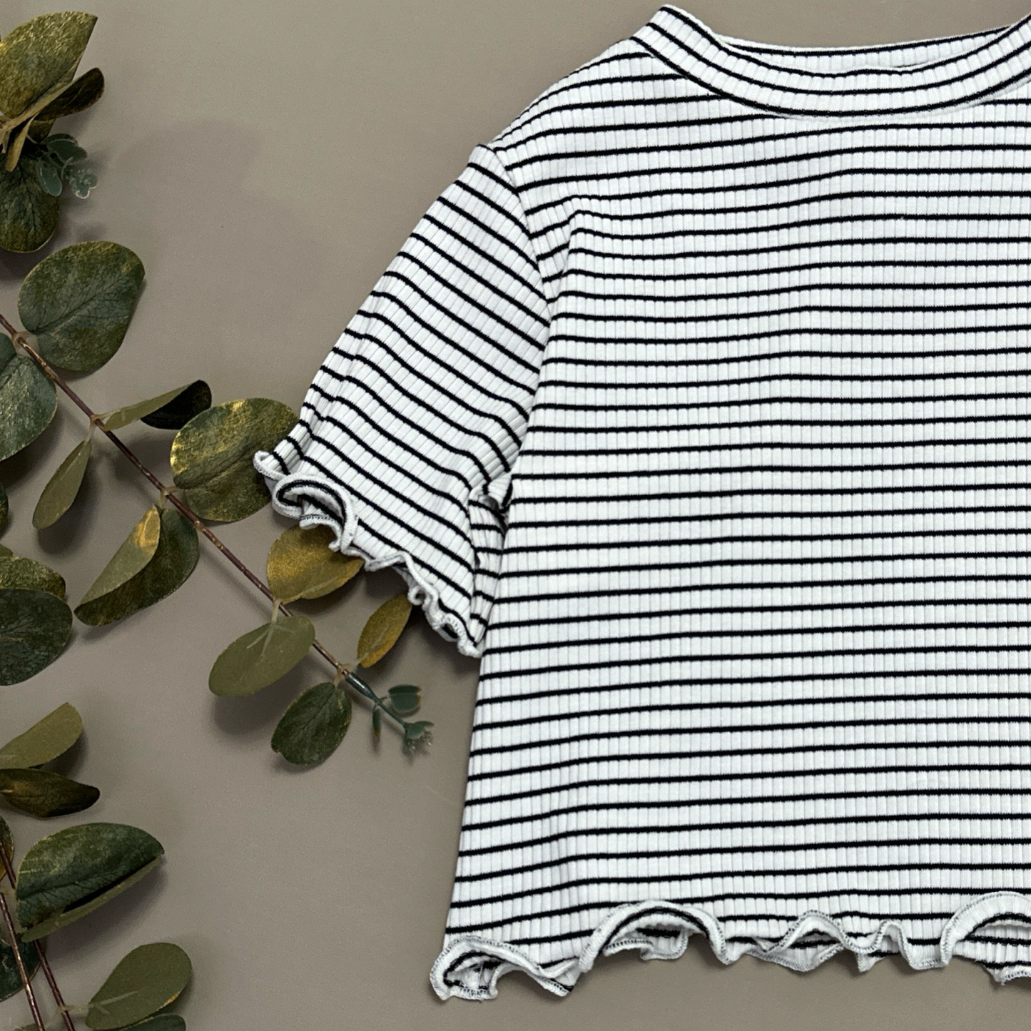 Top a costina con righina nera