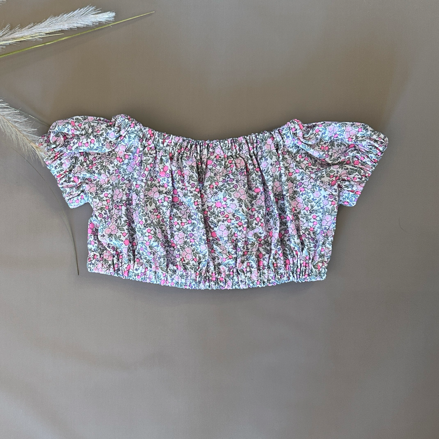 Top in cotone con microfiorellini ed elestico sulle spalle: freschezza e comfort