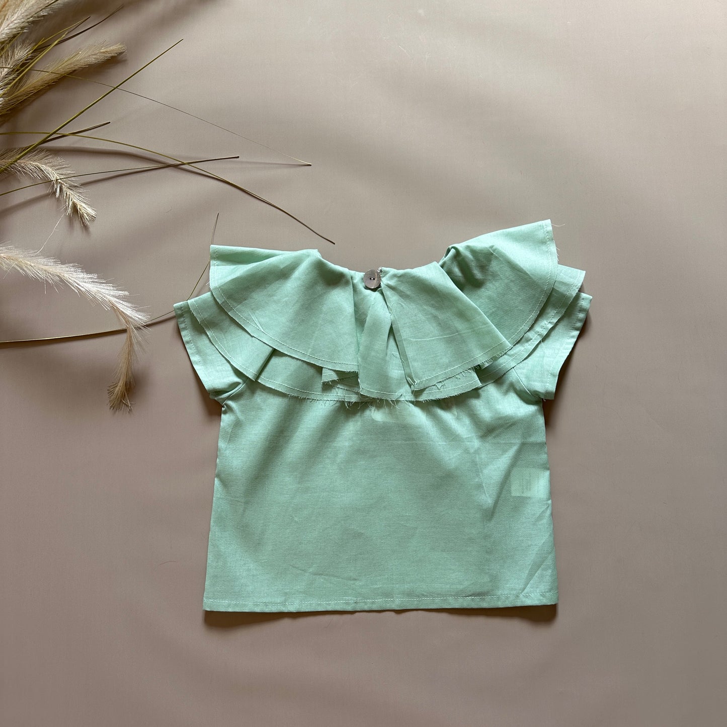 Top in cotone menta con il colletto a più strati