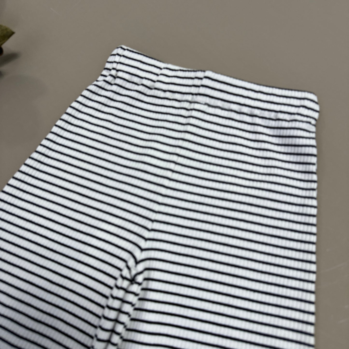 Pantalone palazzo a costina con righina nera: stile e comfort