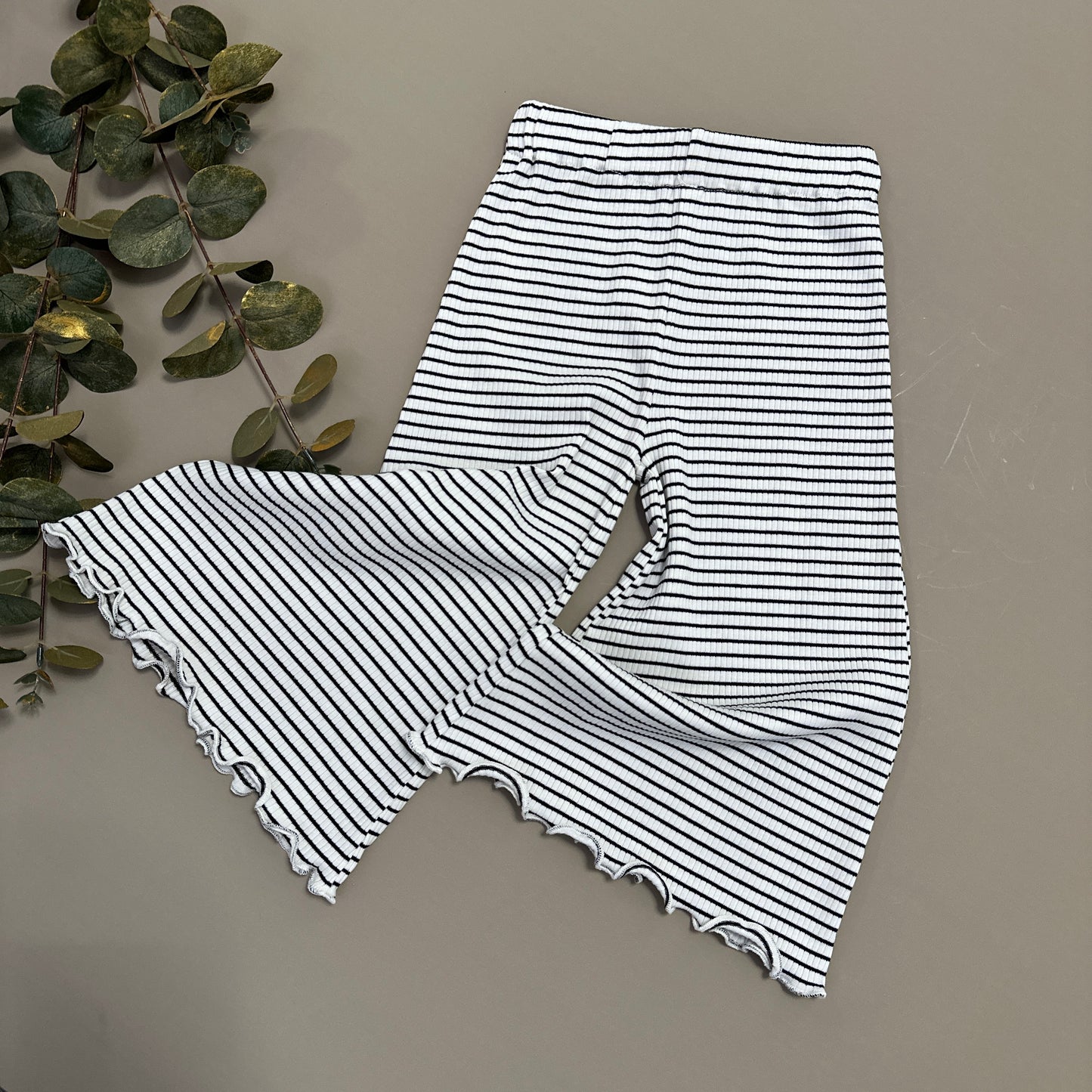 Pantalone palazzo a costina con righina nera: stile e comfort