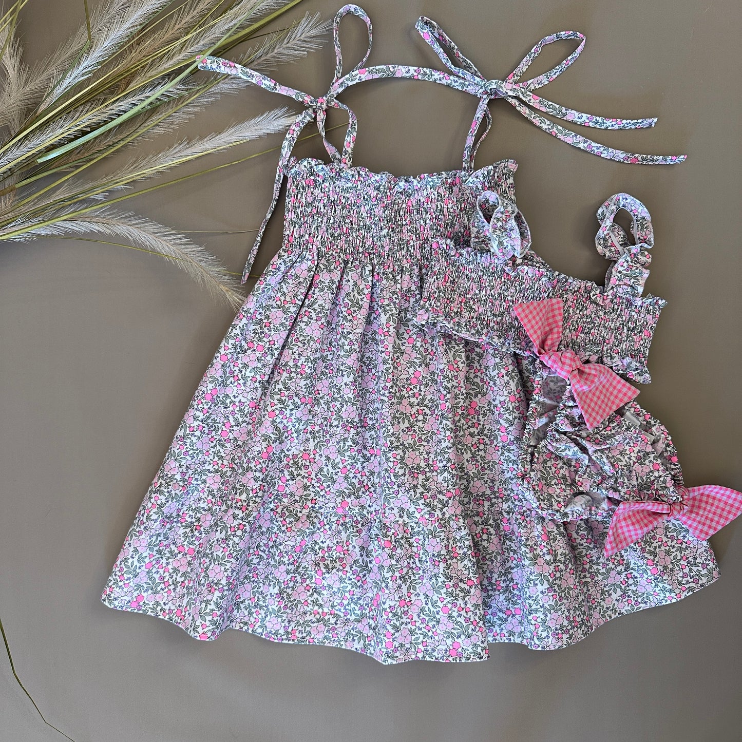 Abito con spalline regolabili e gonna ampia: elegante microfiorellino