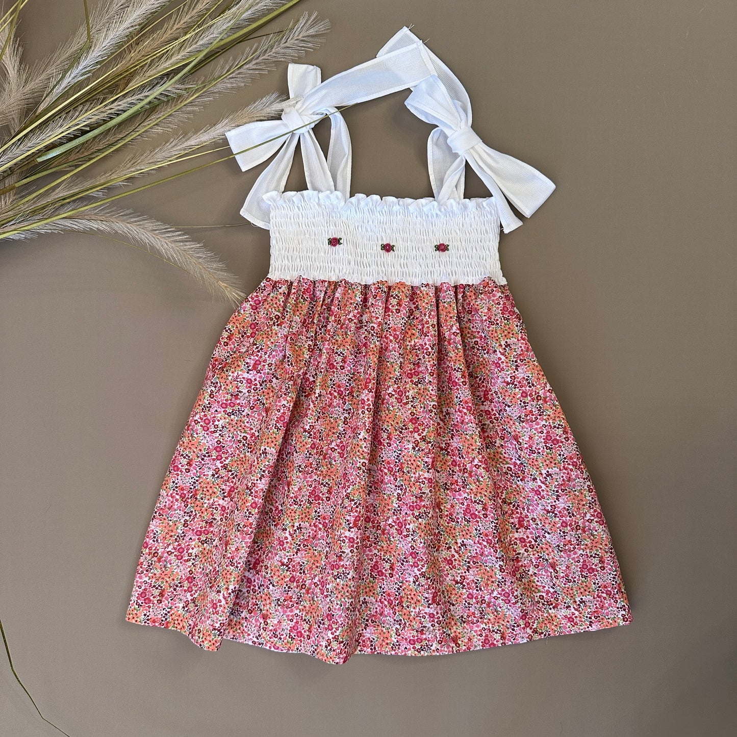Abito con top in punto smock e bretelle a fiocco regolabili: stile e dettagli unici