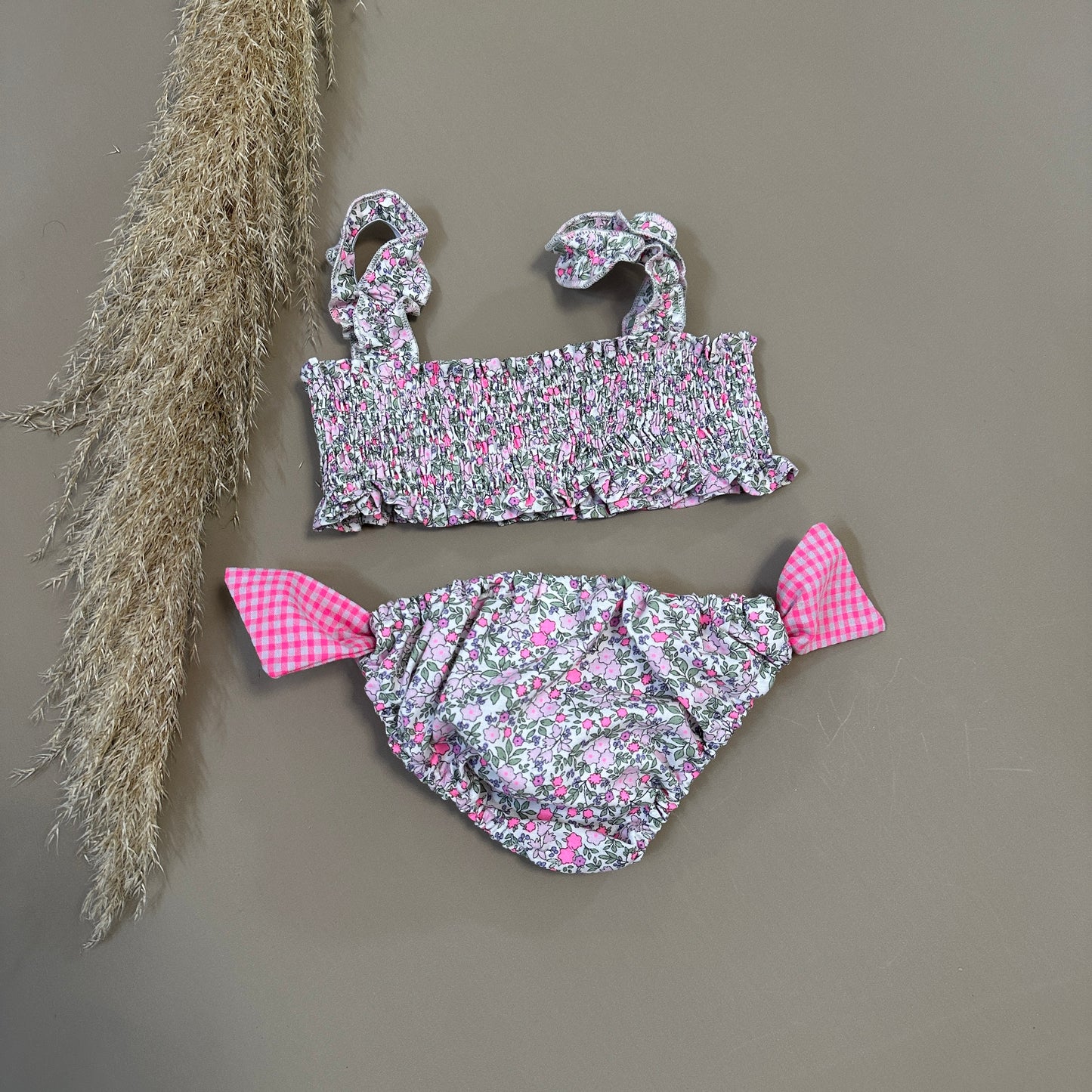 Costume in cotone microfiorellino con dettagli rosa fluo – Comfort e stile per l’estate