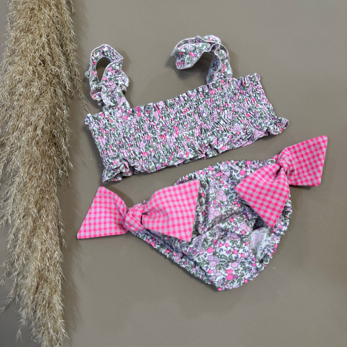 Costume in cotone microfiorellino con dettagli rosa fluo – Comfort e stile per l’estate