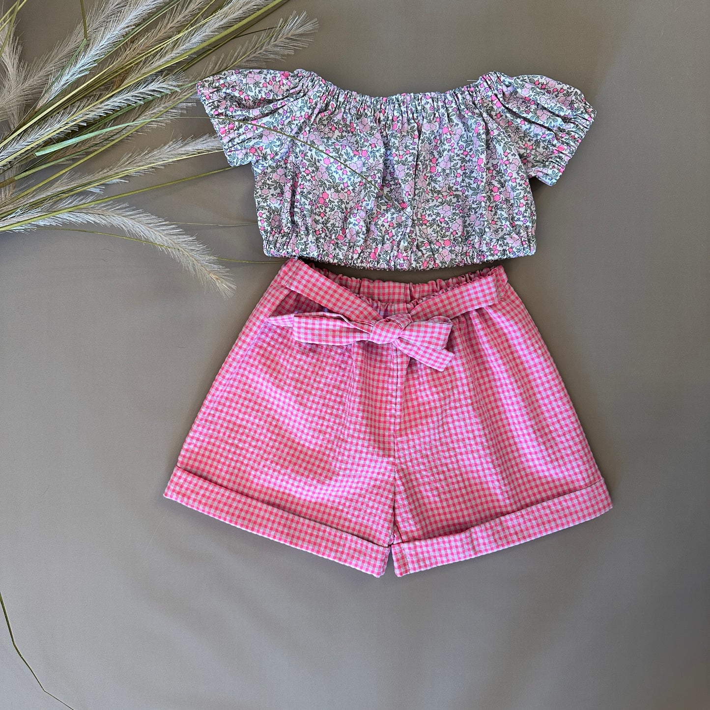 Top in cotone con microfiorellini ed elestico sulle spalle: freschezza e comfort