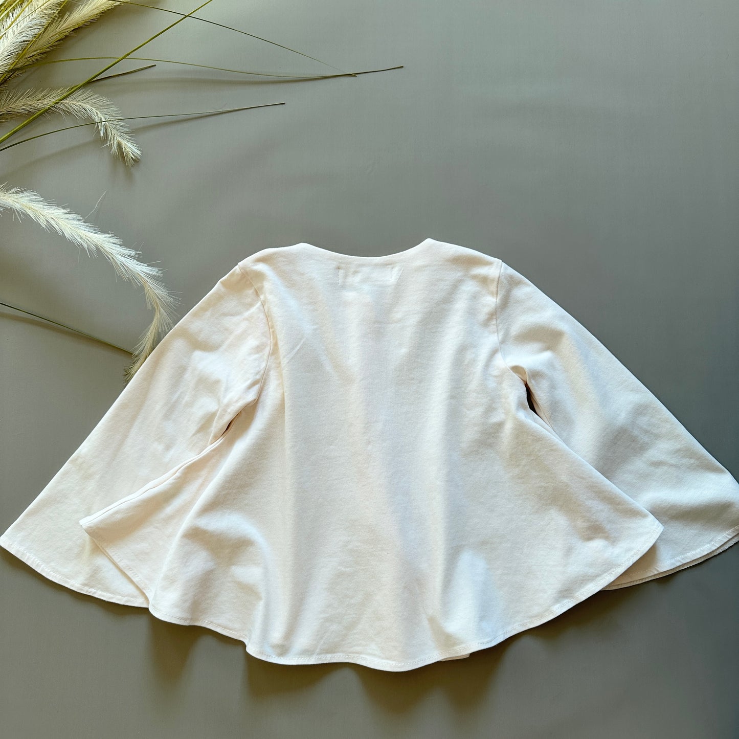 Cardigan svasato con maniche a campana color pesca in jersey di cotone