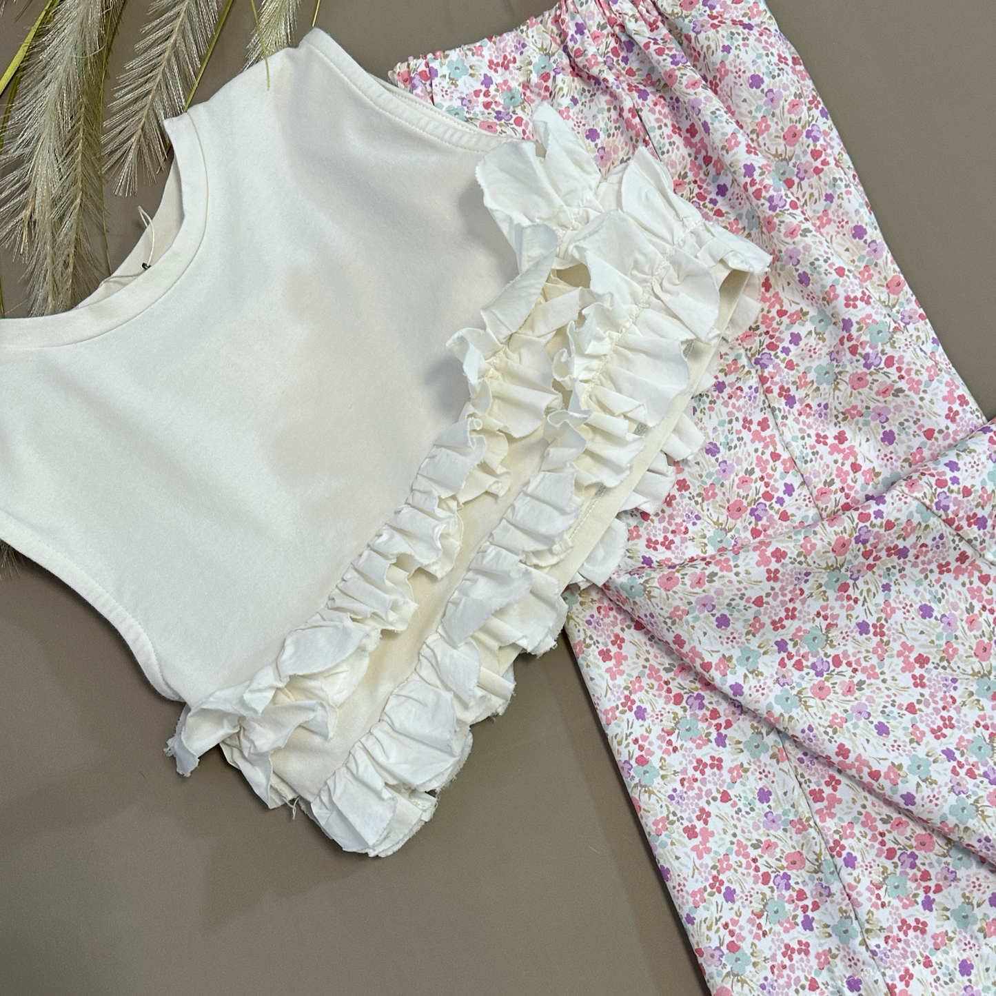 Top in jersey di cotone con petali sul fondo avorio