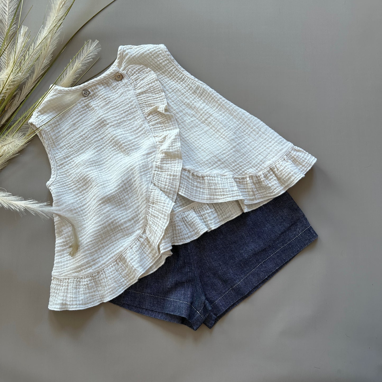 Blusa in mussola di cotone avorio con ruches