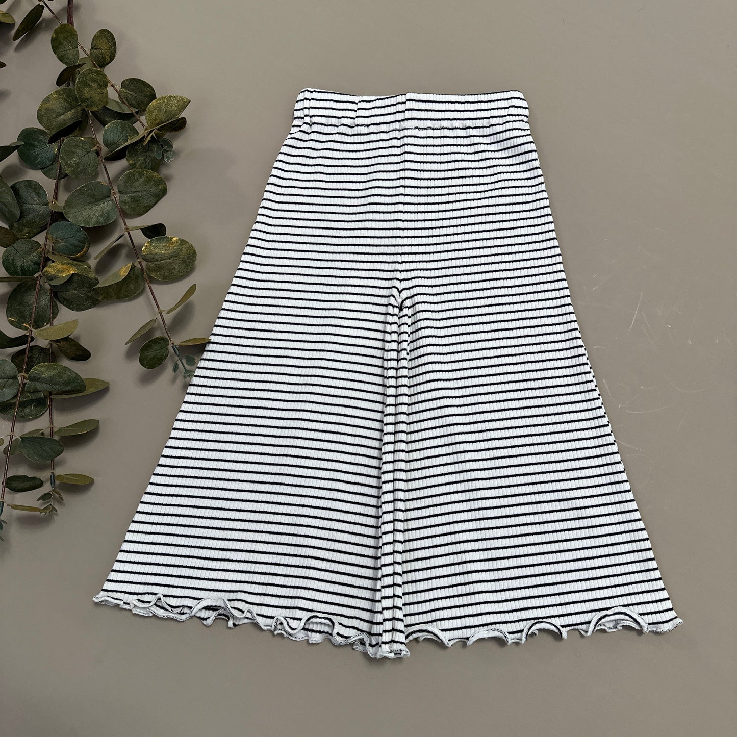 Pantalone palazzo a costina con righina nera: stile e comfort