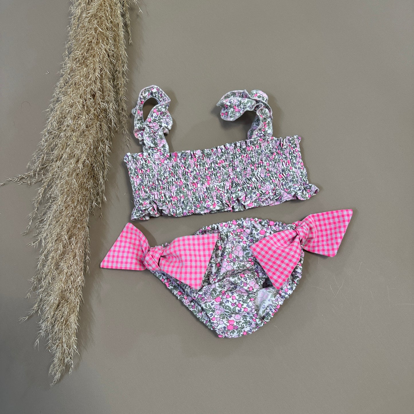 Costume in cotone microfiorellino con dettagli rosa fluo – Comfort e stile per l’estate