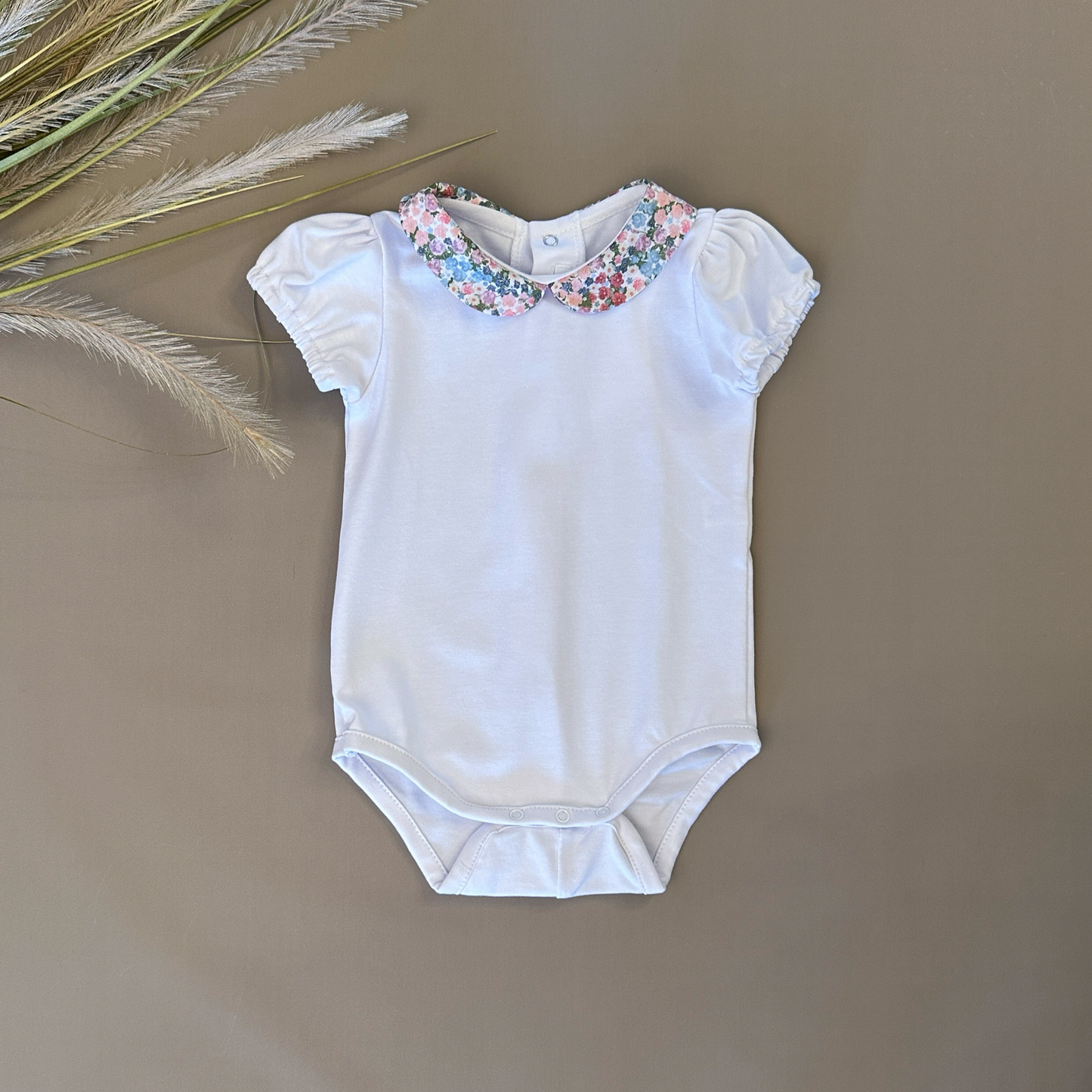 Body in jersey di cotone con il colletto floreale