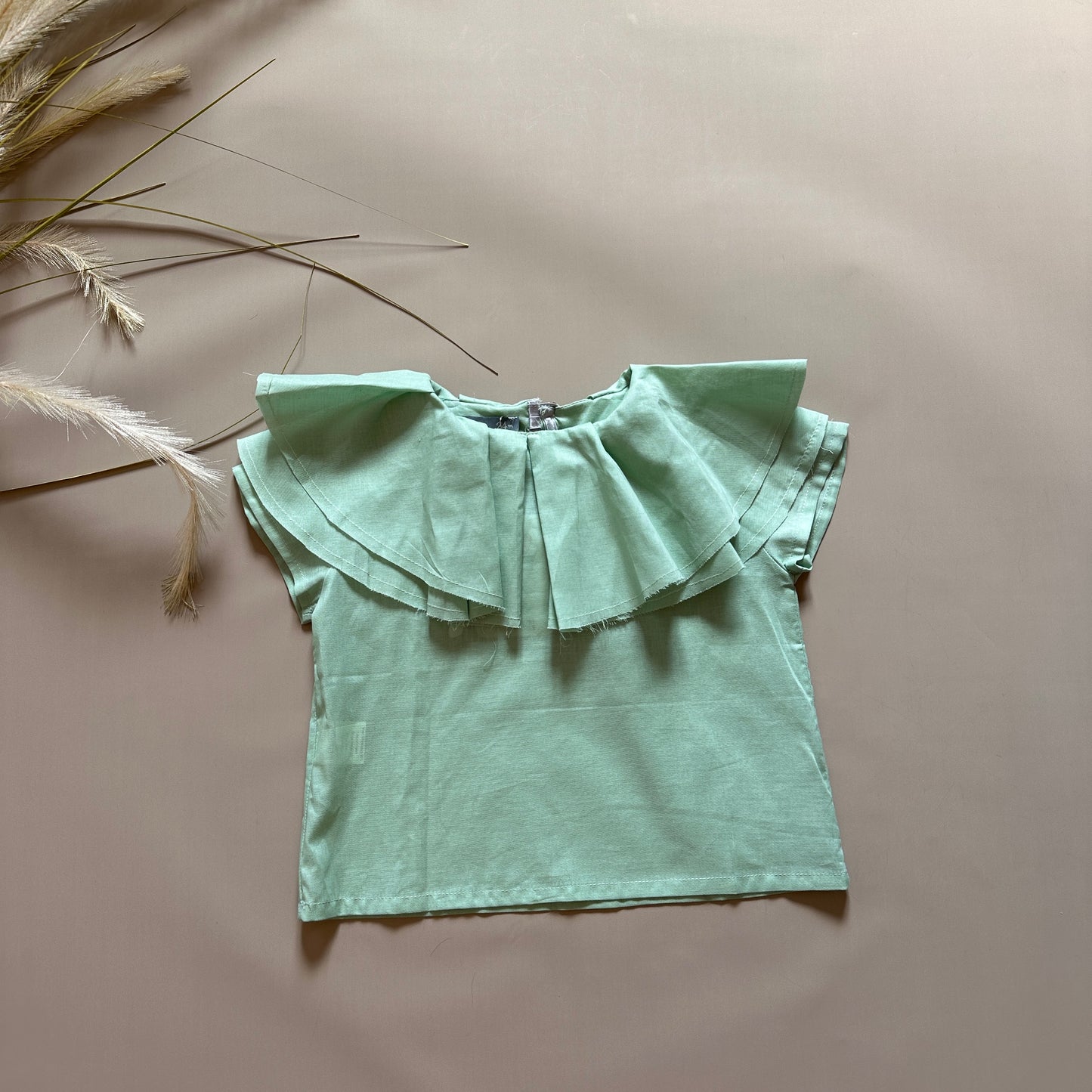 Top in cotone menta con il colletto a più strati