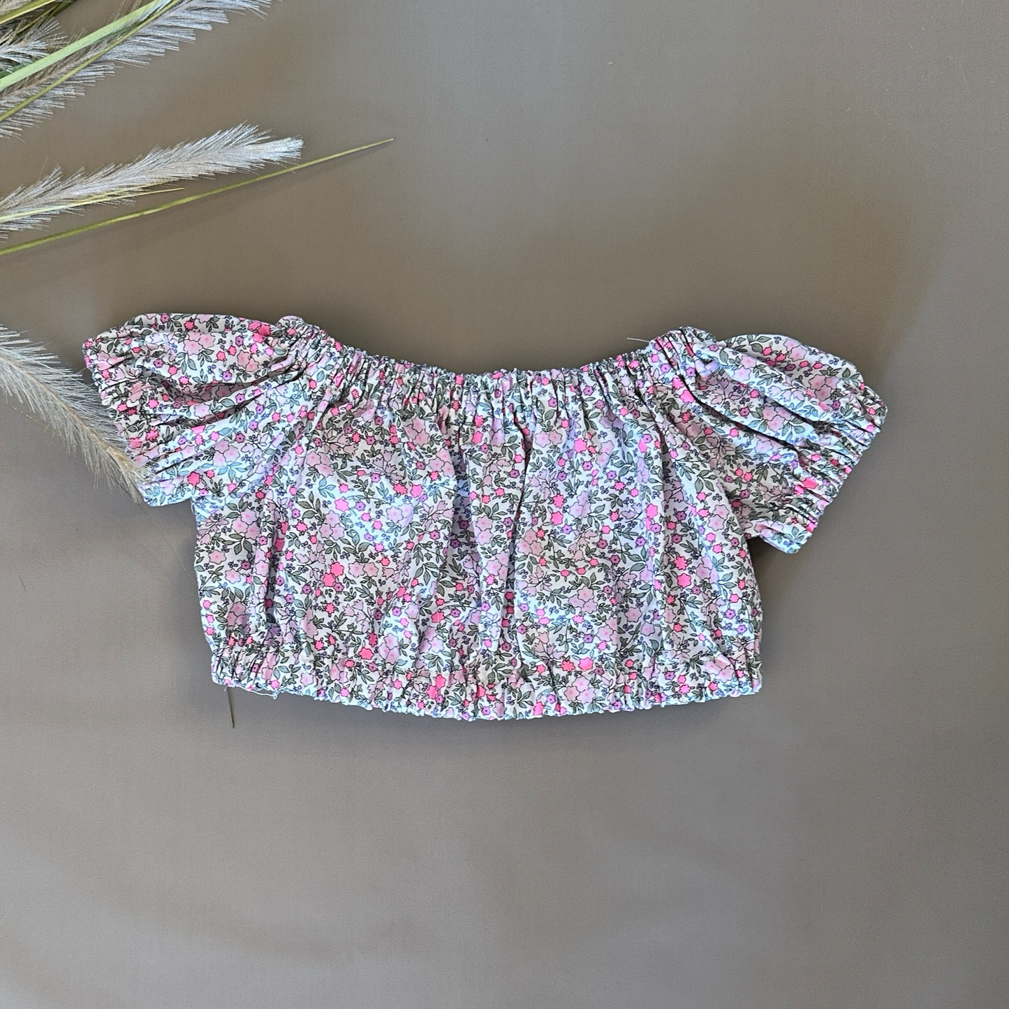 Top in cotone con microfiorellini ed elestico sulle spalle: freschezza e comfort