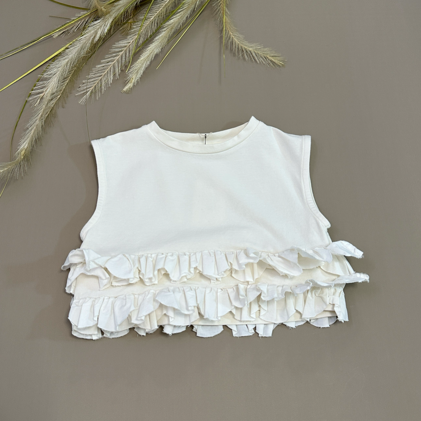 Top in jersey di cotone con petali sul fondo avorio