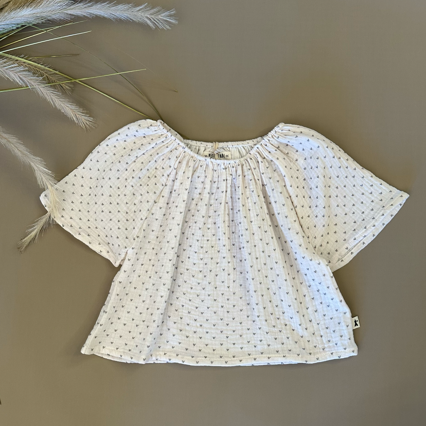 Blusa con mini cuoricini - romantica e versatile