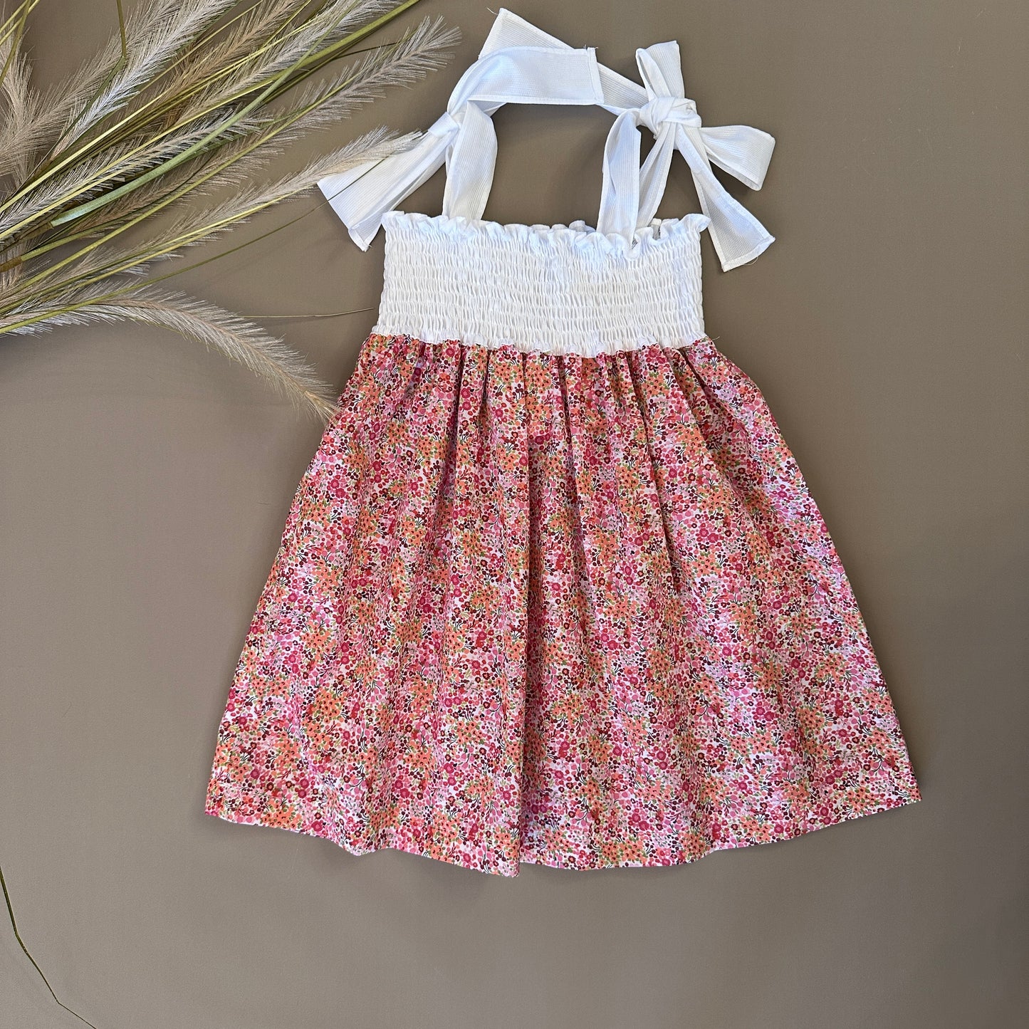 Abito con top in punto smock e bretelle a fiocco regolabili: stile e dettagli unici