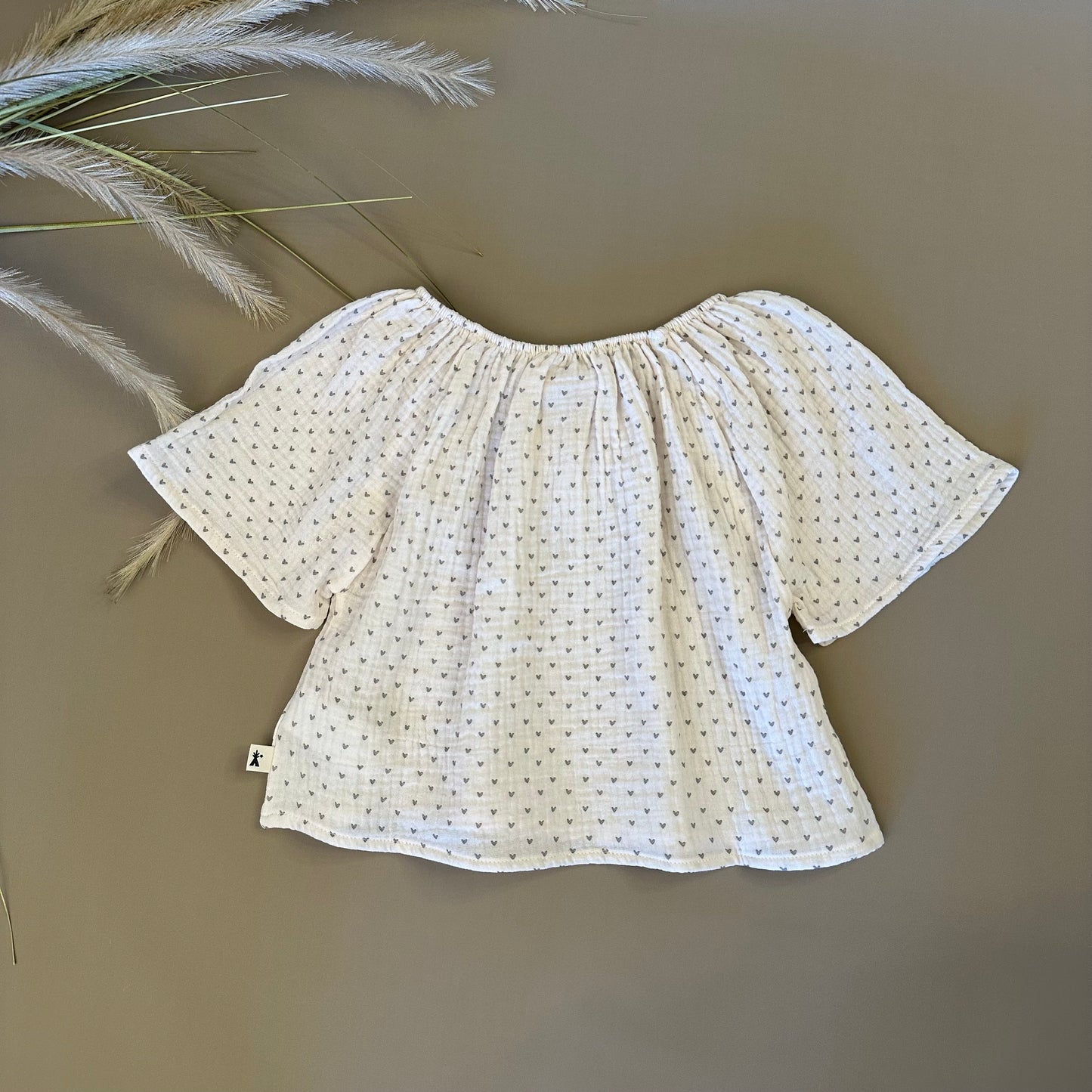 Blusa con mini cuoricini - romantica e versatile