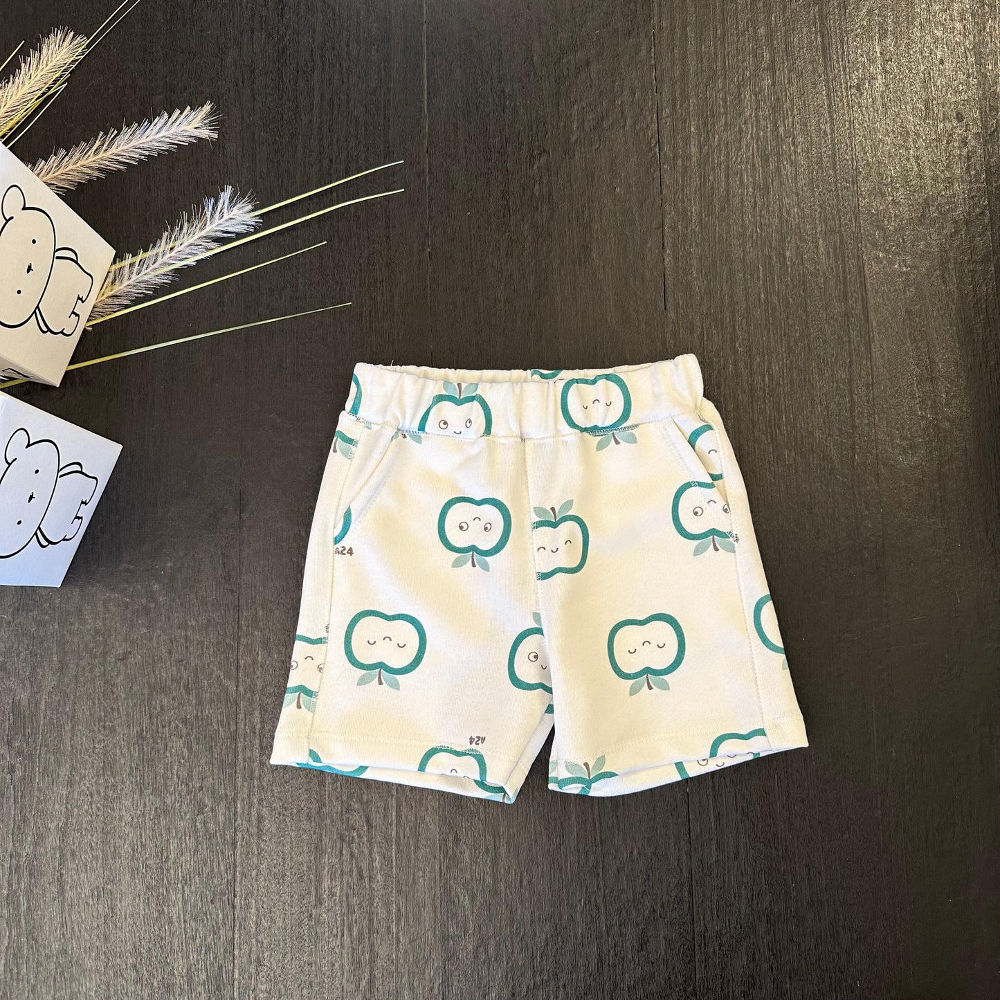 Pantaloncino in felpa con disegno di mele - stile giocoso e comfort