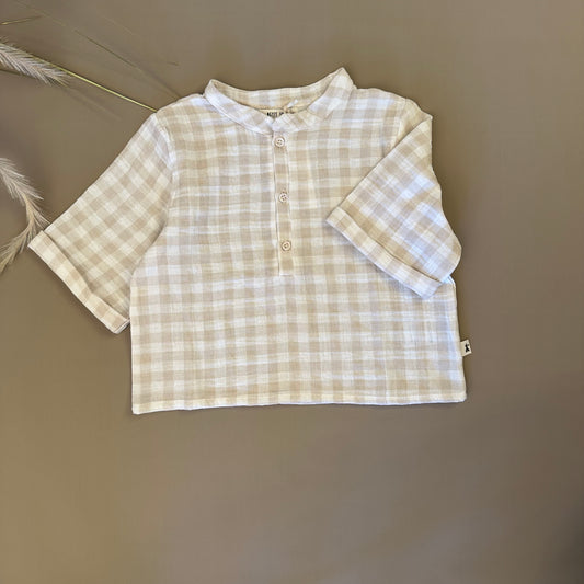 Polo in vichy beige con collo alla coreana - stile raffinato