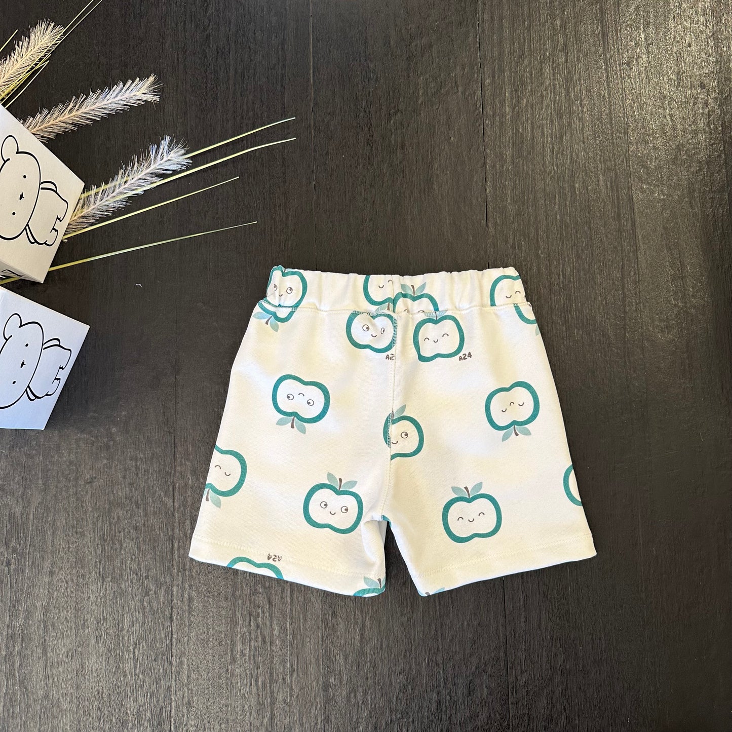 Pantaloncino in felpa con disegno di mele - stile giocoso e comfort