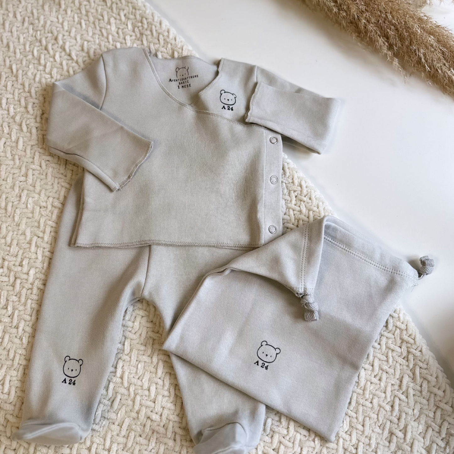 completo grigio perla con maglia apertura laterale e ghettina con piedini